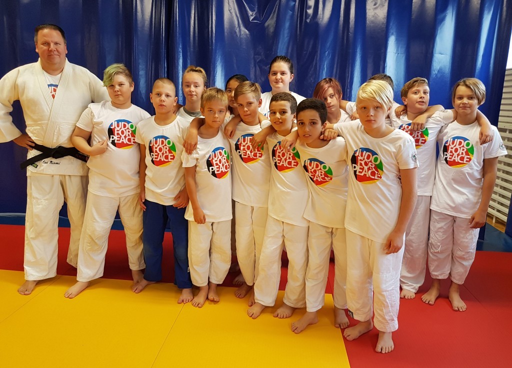 PicVantaa2-1536652681-1536652682_Judoliitto_JudoforPeace_T-sihirt_official_JFP_product_MoreON